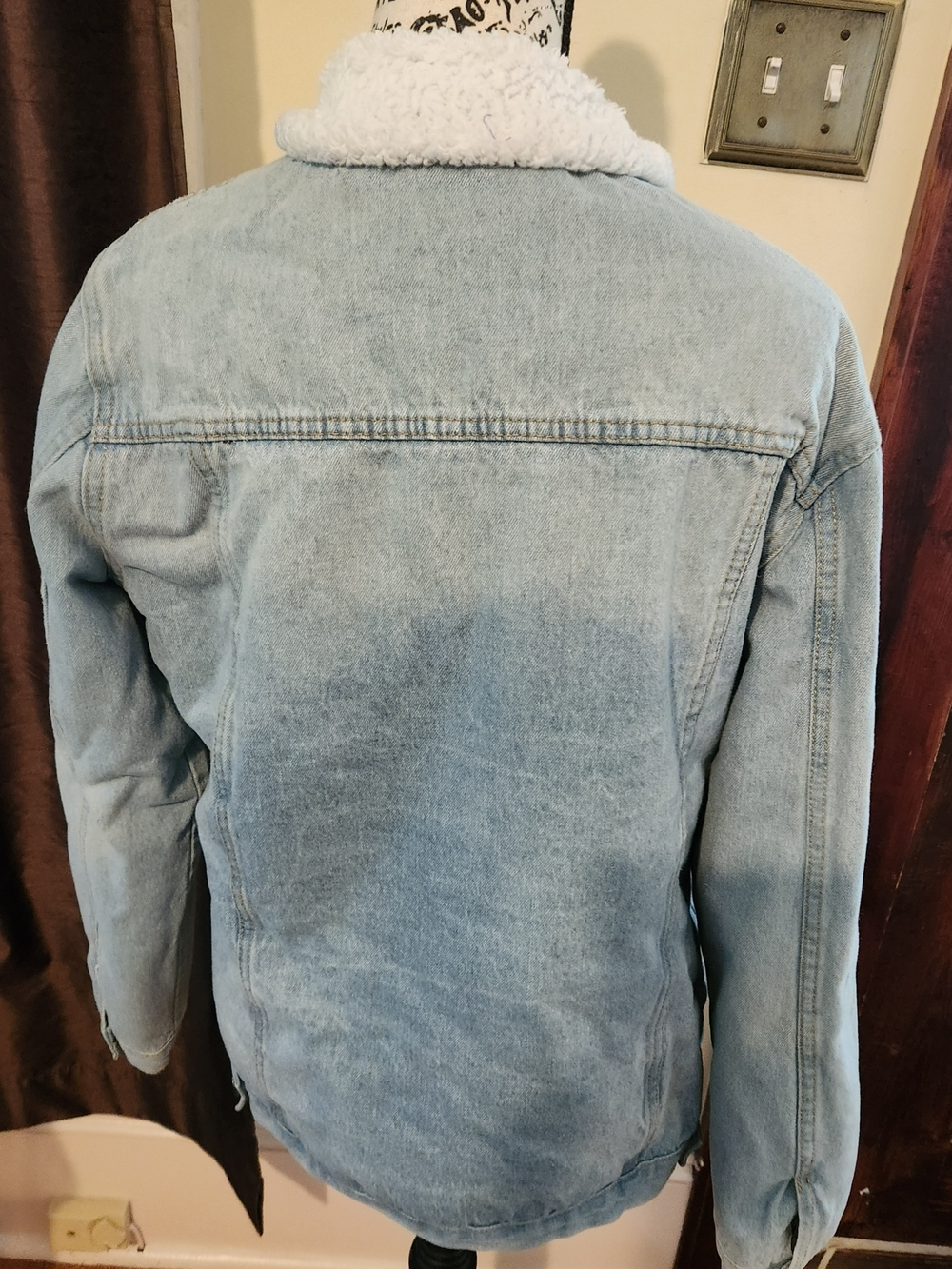 Unisex Vintage-style denim jacket is lined with faux sherpa MEDIUM - Picture 3 of 5